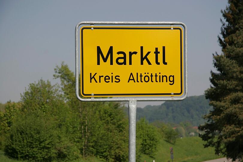 Das Ortschild der 2653-Einwohner-Gemeinde. In dieser Kleinstadt ...