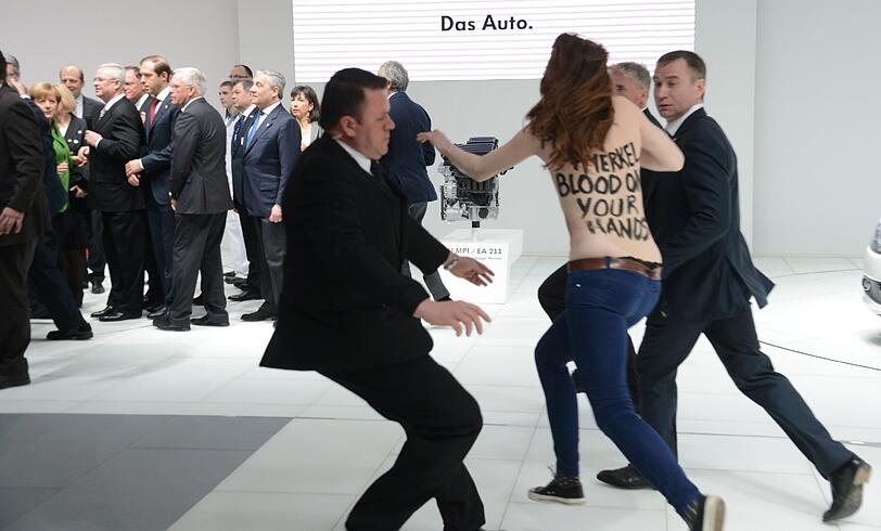 Die Aktivistinnen hatten auf ihren entblößten Oberkörpern große Schriftzüge, die Putin als Dikatatoren bezeichneten. Sie schafften es nahe an die Bundeskanzlerin und den russischen Präsidenten heran, bis die Sicherheitskräfte eingreifen konnten.