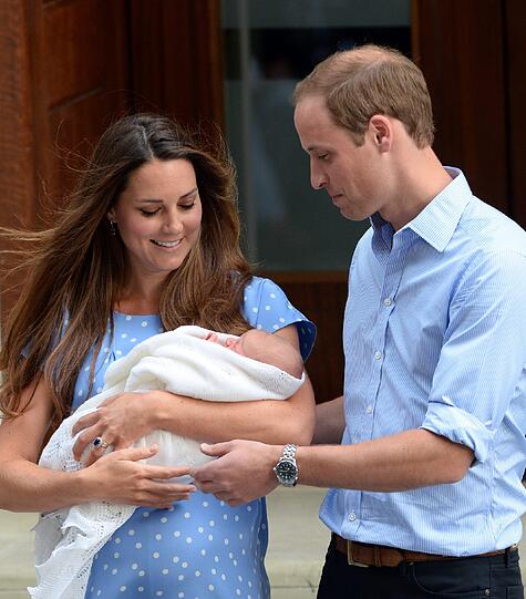 Am Tag nach der Geburt zeigen William und Kate der gespannten Öffentlichkeit den kleinen Thronfolger.