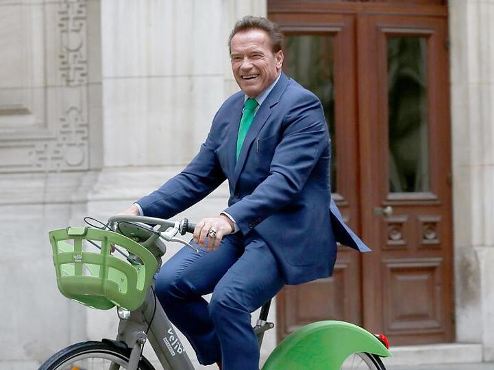 Arnold Schwarzenegger muss seine Knie schonen.
