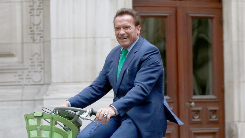 Arnold Schwarzenegger muss seine Knie schonen. Arnold Schwarzenegger muss seine Knie schonen.