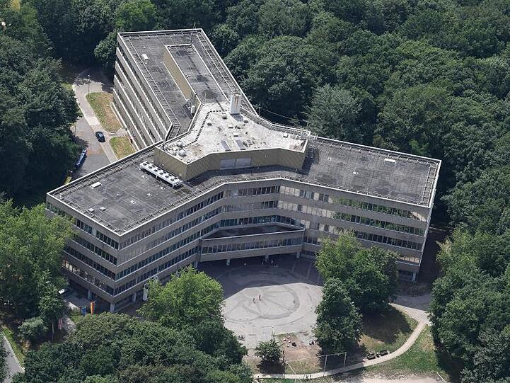 Die Luftaufnahme zeigt das Gebäude der Außenstelle des Bundesamt für Migration und Flüchtlinge (BAMF) in Bremen.