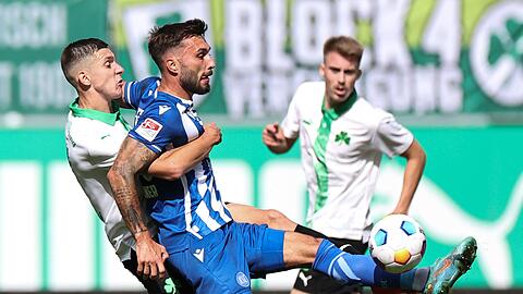 Der Fürther Damian Michalski (l) kämpft mit Fabian Schleusener vom Karlsruher SC um den Ball.