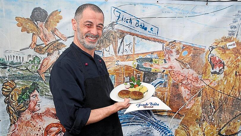 Mehmet Özer, Gardemanger im Fisch-Bäda, mit veganen Fischpflanzerln. Sie werden auf Erbsenprotein-Basis hergestellt. Für den Fischgeschmack sorgt Meeresalgenextrakt.