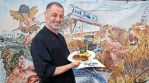 Mehmet Özer, Gardemanger im Fisch-Bäda, mit veganen Fischpflanzerln. Sie werden auf Erbsenprotein-Basis hergestellt. Für den Fischgeschmack sorgt Meeresalgenextrakt.