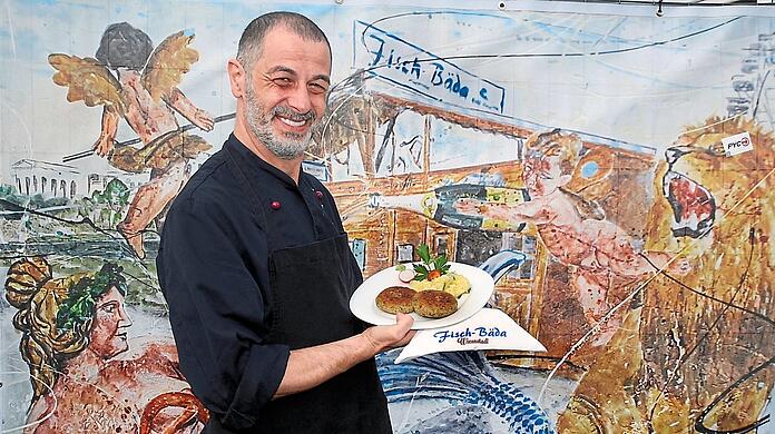 Mehmet Özer, Gardemanger im Fisch-Bäda, mit veganen Fischpflanzerln. Sie werden auf Erbsenprotein-Basis hergestellt. Für den Fischgeschmack sorgt Meeresalgenextrakt.