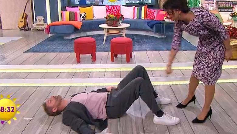In einer vermeintlichen Notsituation will Marlene Lufen ihrem "Sat.1 Frühstücksfernsehen"-Moderationskollege Daniel Boschmann assistieren.
