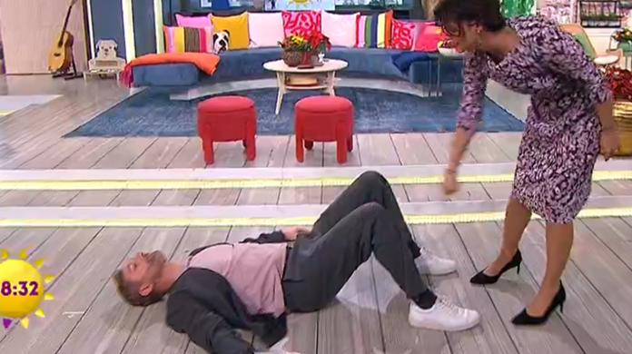 In einer vermeintlichen Notsituation will Marlene Lufen ihrem "Sat.1 Frühstücksfernsehen"-Moderationskollege Daniel Boschmann assistieren.