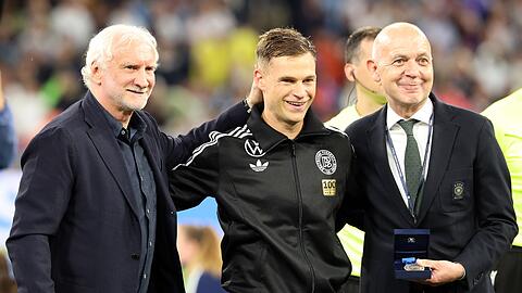 Rudi Völler (l) verlangt im Spiel um Platz drei der Nations League eine bessere Leistung des DFB-Teams.