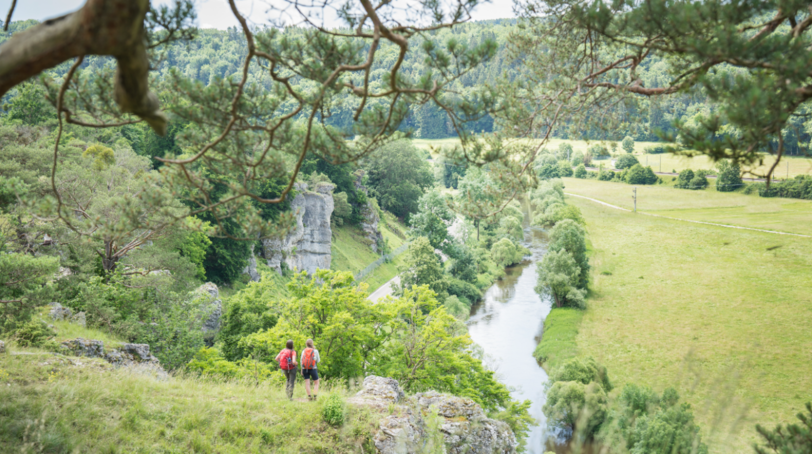 Die eindrucksvollen Felsformationen der Zwölf Apostel bei Solnhofen zieren den Altmühltal-Panoramaweg.