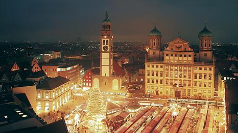 Der beeindruckende große und prächtige Augsburger Christkindlesmarkt von oben.