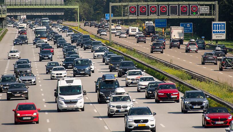 Auch auf der Autobahn 8 rechnet der ADAC wieder mit viel Verkehr rund um den Feiertag. (Archivbild)