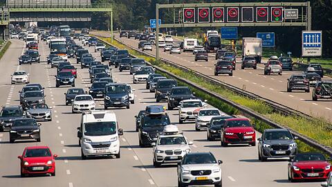 Auch auf der Autobahn 8 rechnet der ADAC wieder mit viel Verkehr rund um den Feiertag. (Archivbild)