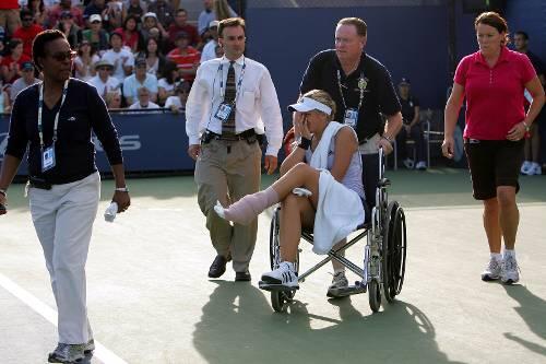Weinend, mit großen Schmerzen im lädierten Fuß, wird Sabine Lisicki in New York im Rollstuhl vom Platz gefahren.