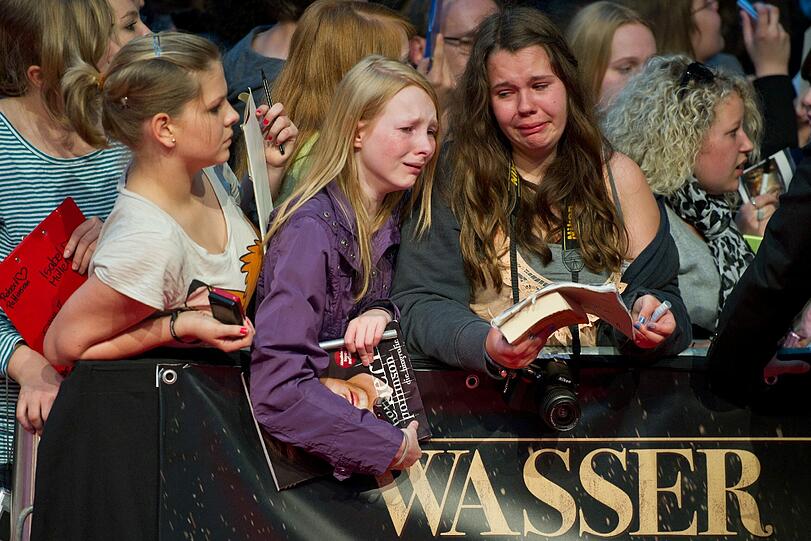 Tränen am Roten Teppich: Tausende Fans harren aus, um einmal ihrem Idol nahe zu sein.