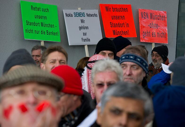 Beschäftigte von Nokia Siemens Networks folgten am Faschingsdienstag dem Aufruf der IG Metall, gegen die Standort-Schließung zu protestieren.