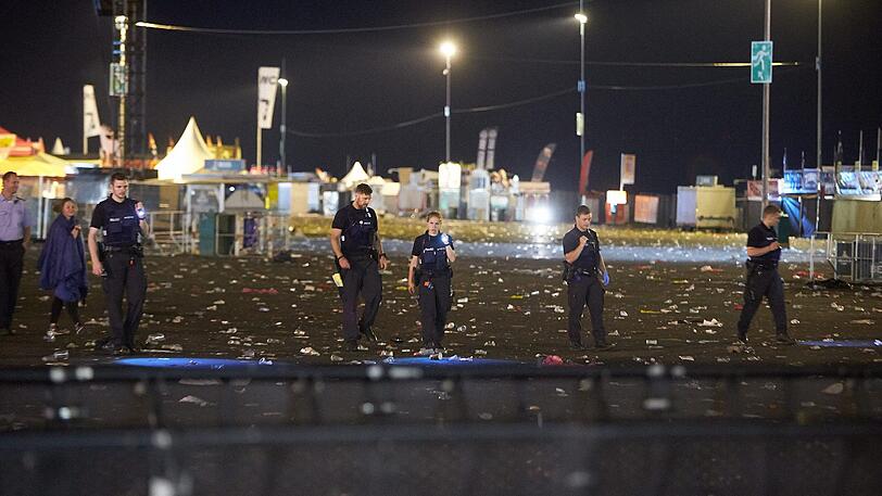 "Rock am Ring": Polizisten suchen das Festival-Gelände ab.