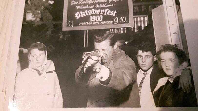 Foto-Schießen 1960: AZ-Leser Helmut Vogl aus München mit Mutter und Schwager auf der Wiesn.