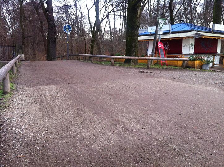Ein wenig Beton und der Weg bleibt trocken - die Fußgänger und Radler können sich freuen.