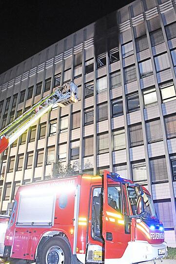 Das Feuer brach im 5. Stock der Unterkunft aus - das Gebäude musste teilweise evakuiert werden. Die Bilder vom Feuerwehreinsatz.