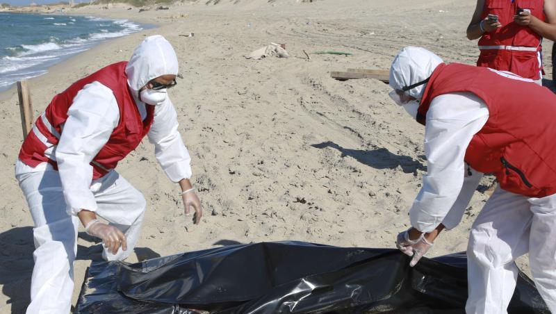 Libysche Mitarbeiter des Roten Halbmonds bergen die Leiche eines ertrunkenen Migranten. Libysche Mitarbeiter des Roten Halbmonds bergen die Leiche eines ertrunkenen Migranten.