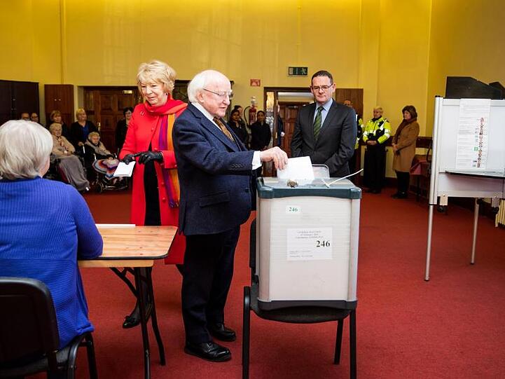 Der irische Präsident Michael D. Higgins gibt in einem Wahllokal seine Stimme ab.