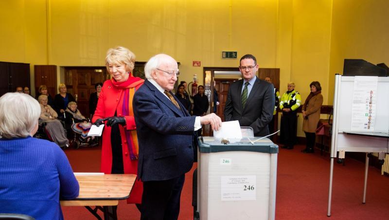 Der irische Präsident Michael D. Higgins gibt in einem Wahllokal seine Stimme ab. Der irische Präsident Michael D. Higgins gibt in einem Wahllokal seine Stimme ab.