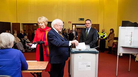 Der irische Präsident Michael D. Higgins gibt in einem Wahllokal seine Stimme ab.
