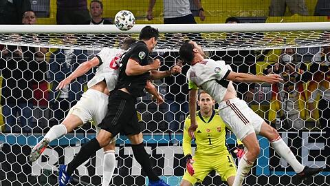 Kampf um den Ball vor dem ungarischen Tor.