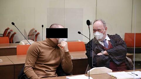 Gegen den Angeklagten, hier beim Prozessauftakt mit seinem Anwalt Stephan Tschaidse, ist das Urteil gefallen.