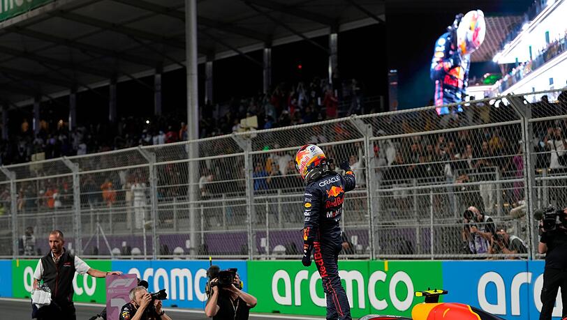 Der Mexikaner Sergio Perez startet mit dem Red-Bull-Boliden von der Pole Position in das Rennen.