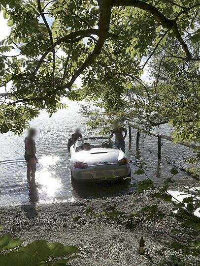 Sommer und Sonne am Starnberger See: Da ging auch ein Porsche Boxter Cabrio am Dienstag baden. Nachdem das Fahrzeug aus unbekannter Ursache ins Wasser gerollt war, musste es vom Abschleppdienst geborgen werden.