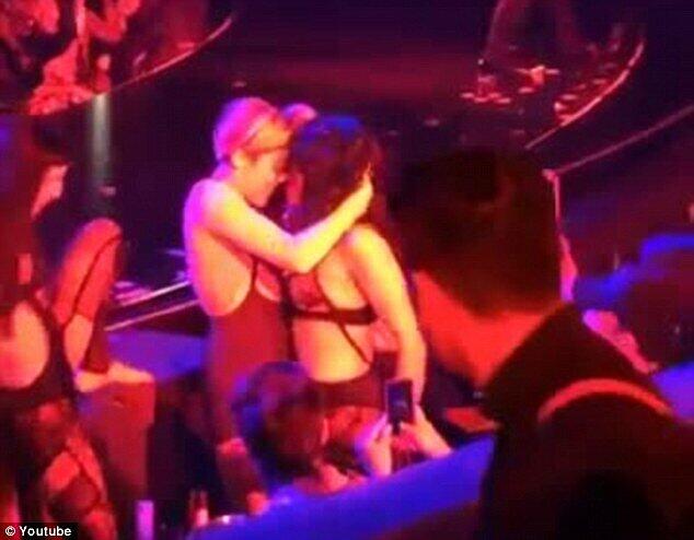 Eng umschlungen: Miley Cyrus mit einer Background-Tänzerin von Britney Spears.