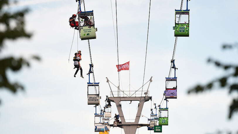 Höhenretter der Feuerwehr bergen Menschen aus über den Rhein führenden Kölner Seilbahn.