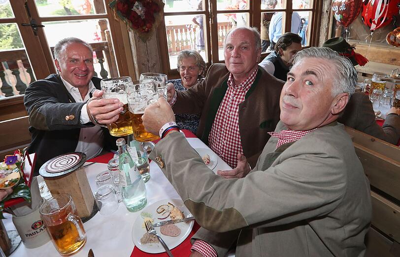 Der Tisch der Bosse (v.l.): Vorstandsboss Rummenigge, Präsident Hoeneß mit Frau Susi und Trainer Ancelotti.