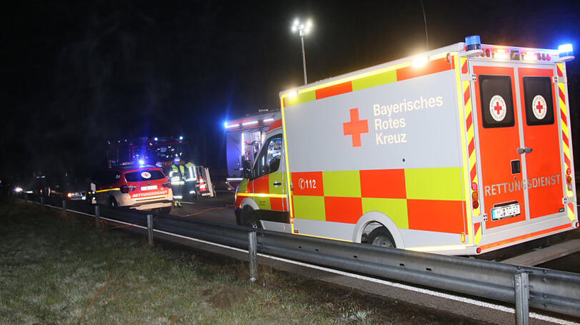Tödlicher Verkehrsunfall bei Rattenkirchen auf der B 12. Die Bilder von der Unfallstelle.