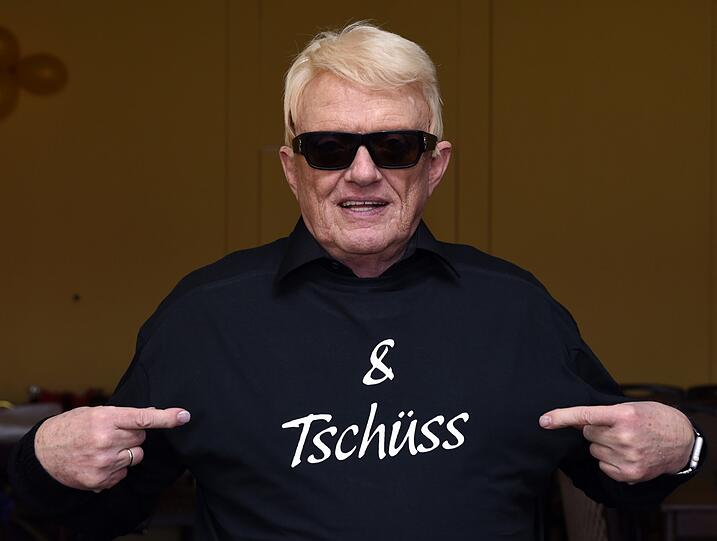 Heino trägt bei einem Fototermin zu seiner Abschiedstournee ein T-Shirt mit dem Aufdruck "und Tschüss".