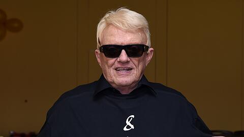 Heino trägt bei einem Fototermin zu seiner Abschiedstournee ein T-Shirt mit dem Aufdruck "und Tschüss".