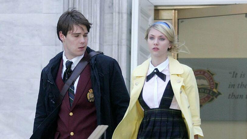 Die Schauspieler Taylor Momsen (r.) und Jesse Swenson bei "Gossip Girl"-Dreharbeiten im Jahr 2008 Die Schauspieler Taylor Momsen (r.) und Jesse Swenson bei "Gossip Girl"-Dreharbeiten im Jahr 2008
