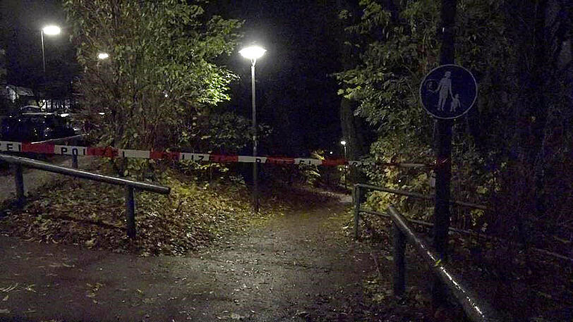 Polizeiabsperrung an der Hochstraße: Am Dienstagabend wurde hier eine Frau von einem Räuber niedergestochen und schwer verletzt.