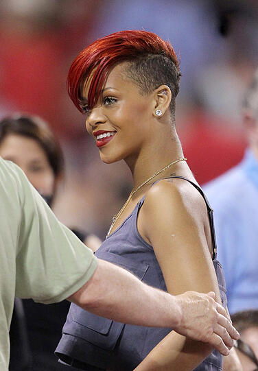 Rihanna haben Tinte und Nadel eine kleine Peinlichkeit beschert: Ihr Tattoo-Artist, der sie mit dem französischen Schriftzug "rebellische Blume" verzieren sollte, vertauschte die Wörter. Statt "fleur rebelle", wie es korrekt heißen müsste, steht da jetzt "rebelle fleur".
