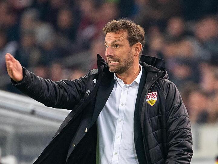 Stuttgarts Trainer Markus Weinzierl gestikuliert am Spielfeldrand. Foto: Sebastian Gollnow/Archiv