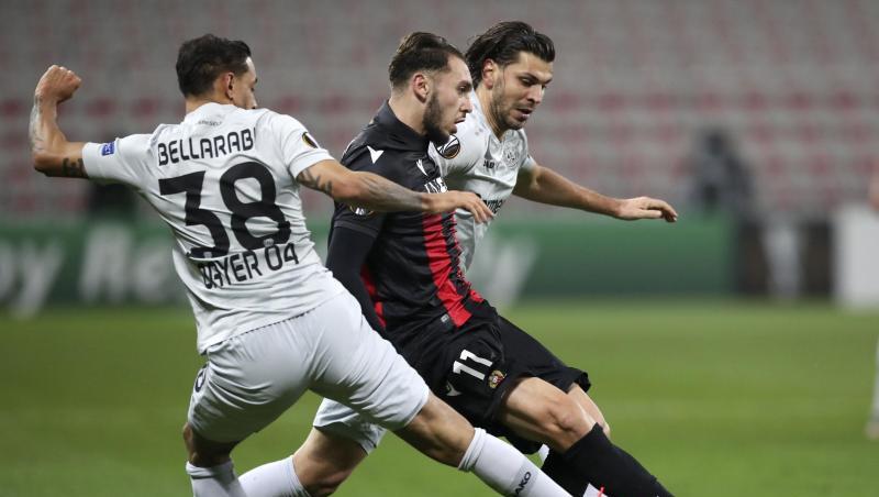 Nizzas Amine Gouiri (M) setzt sich gegen die Leverkusener Kaarim Bellarabi (l) und Aleksandar Dragovic durch.