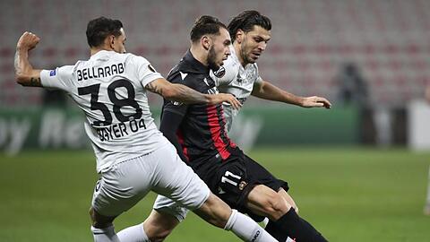 Nizzas Amine Gouiri (M) setzt sich gegen die Leverkusener Kaarim Bellarabi (l) und Aleksandar Dragovic durch.