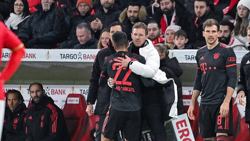 Bayern-Coach Nagelsmann umarmt Neuzugang Cancelo nach dessen Auswechslung.