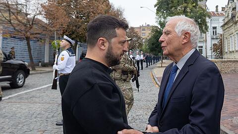 Der ukrainische Präsident Wolodymyr Selenskyj mit dem EU-Außenbeauftragten Josep Borrell in Kiew.