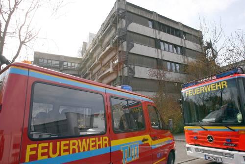 Feuerwehr-Fahrzeuge stehen vor der Chemischen Fakultät der TU in Garching.