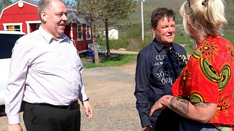 Annette (r.) begr&uuml;&szlig;t Silvio und Andrea in Kanada.