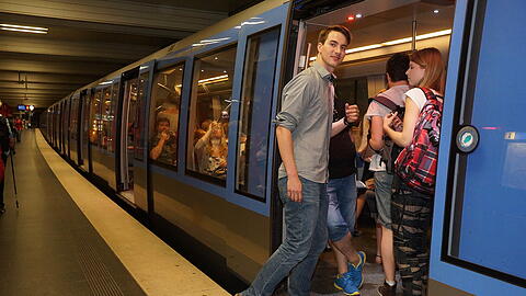 Jetzt aber rasch zusteigen: Jan Hofmann wird heute Nachmittag für einen Rekordversuch durch die Stadt fahren. Im Voraus hat er schon mal geübt.