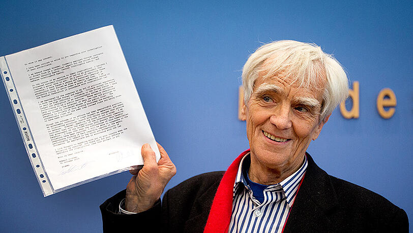 Im Alter von 77 Jahren legt Hans-Christian Ströbele sein Bundestagsmandat nieder. Im Alter von 77 Jahren legt Hans-Christian Ströbele sein Bundestagsmandat nieder.